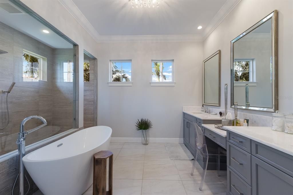 合同活跃: $2,500,000 (3 贝兹, 3 浴室, 3346 平方英尺)