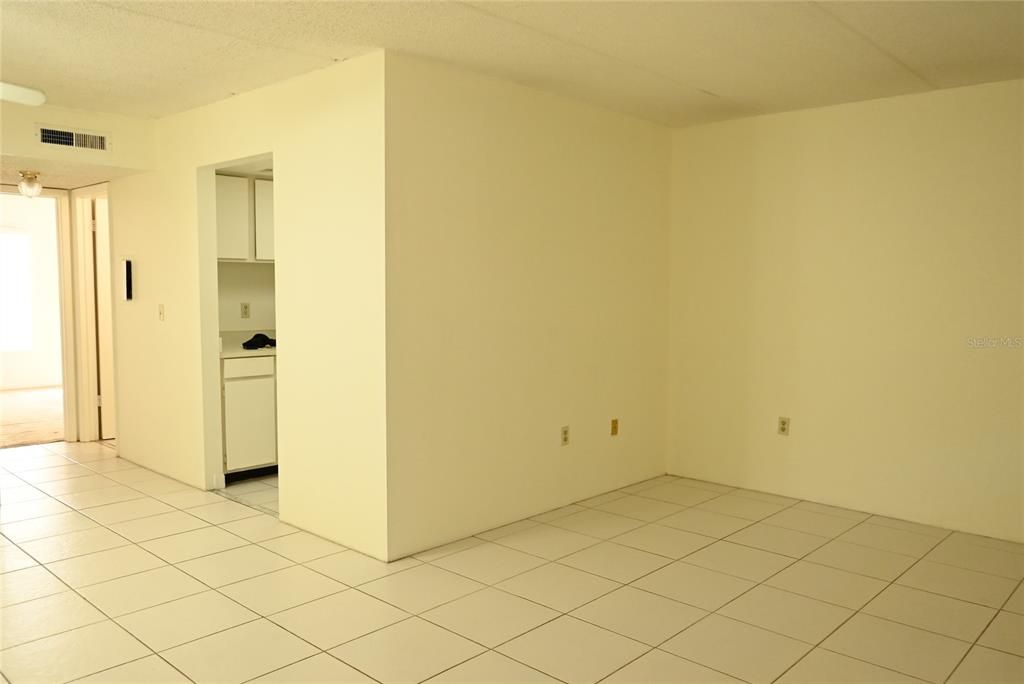 For Rent: $1,425 (1 beds, 1 baths, 747 Square Feet)