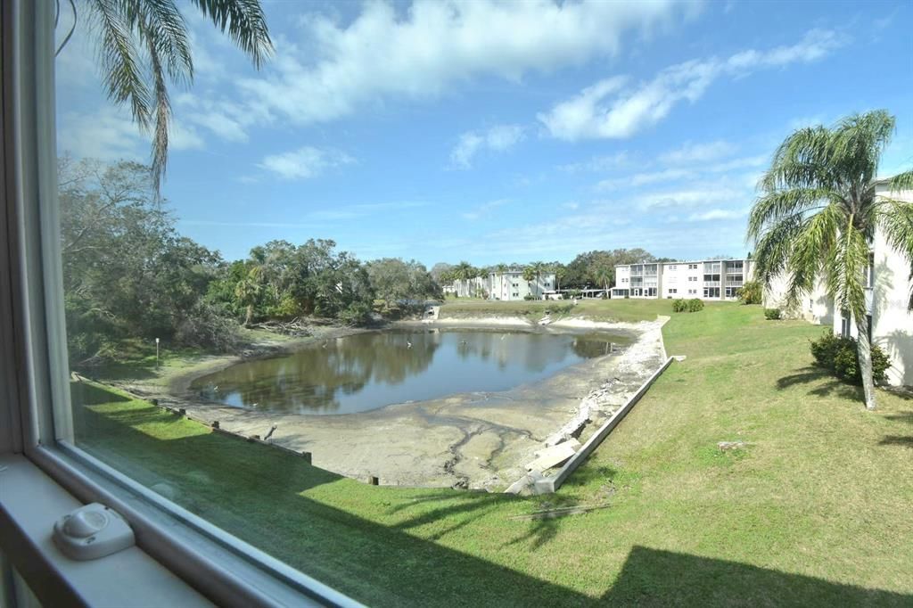 合同活跃: $125,000 (2 贝兹, 2 浴室, 965 平方英尺)