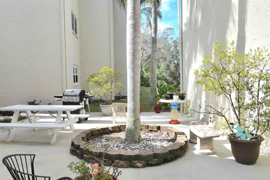 合同活跃: $125,000 (2 贝兹, 2 浴室, 965 平方英尺)