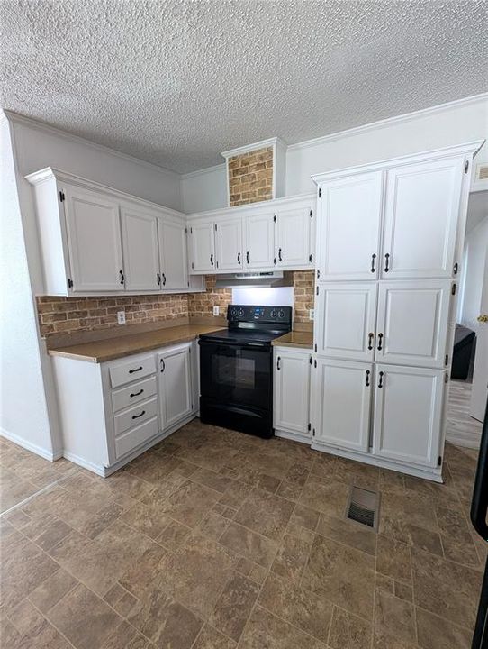 Под контрактом: $199,000 (3 спален, 2 ванн, 1512 Квадратных фут)