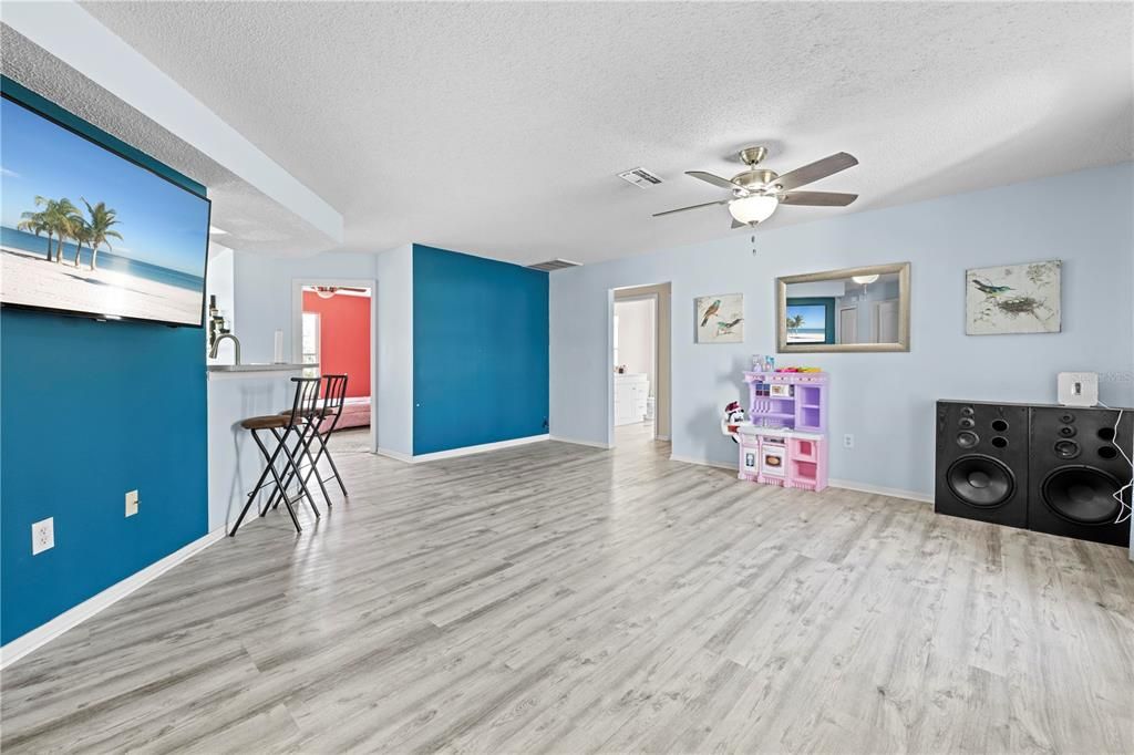 Active With Contract: $295,000 (4 beds, 2 baths, 1604 Square Feet)