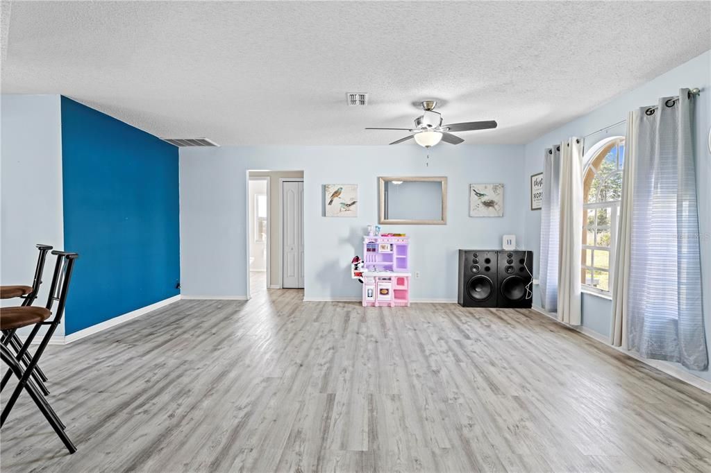 Active With Contract: $295,000 (4 beds, 2 baths, 1604 Square Feet)