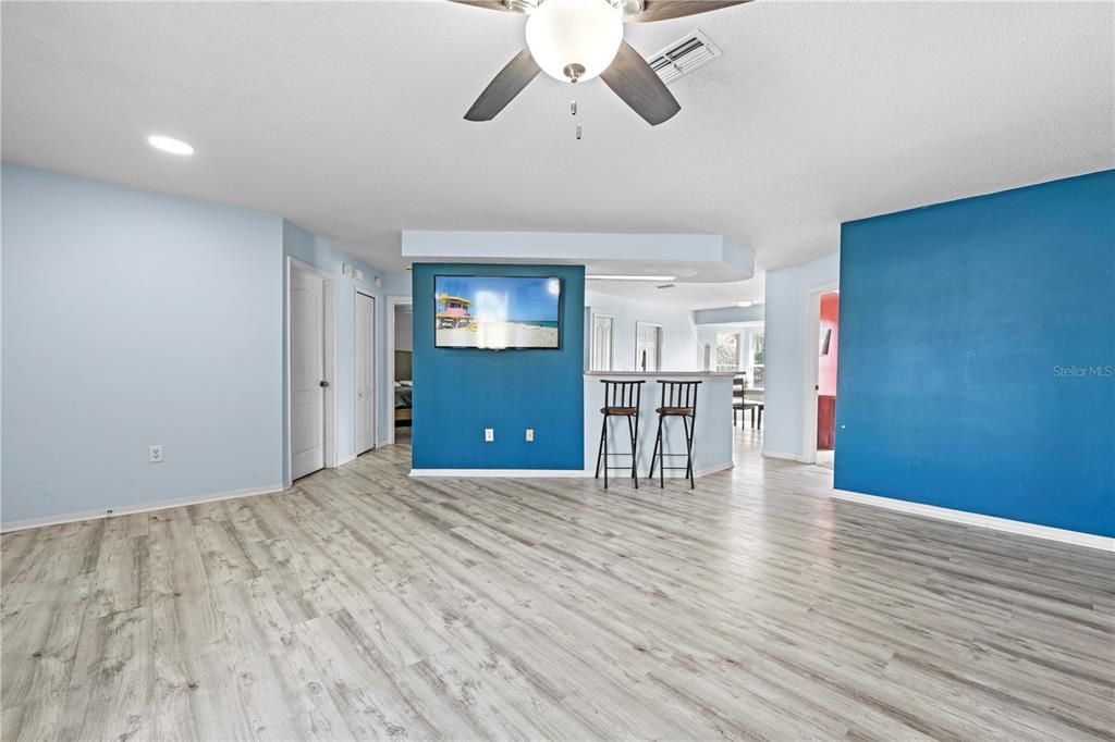 Active With Contract: $295,000 (4 beds, 2 baths, 1604 Square Feet)