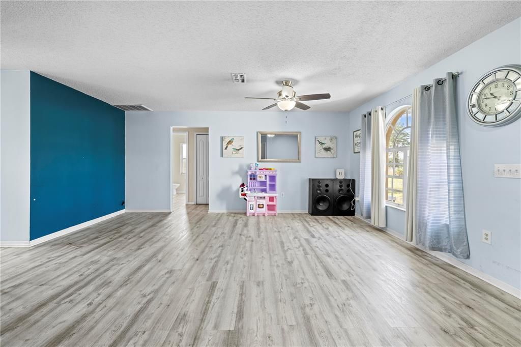 Active With Contract: $295,000 (4 beds, 2 baths, 1604 Square Feet)