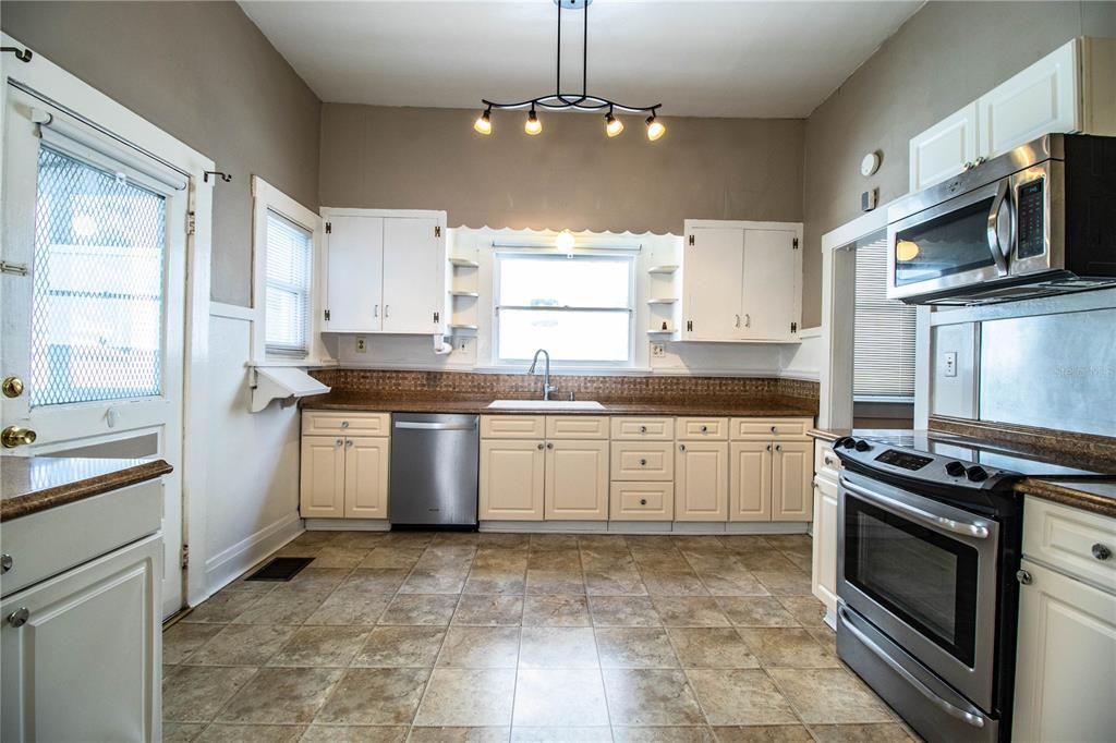 For Sale: $1,399,000 (5 beds, 0 baths, 2900 Square Feet)