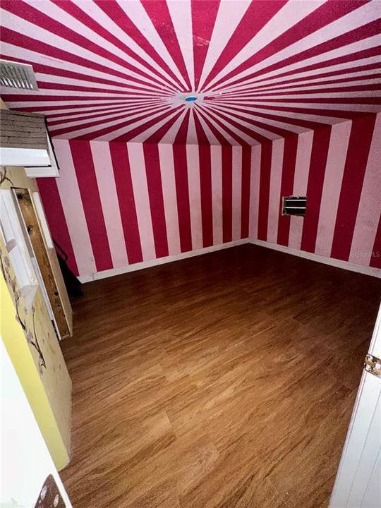 Под контрактом: $299,900 (3 спален, 2 ванн, 2140 Квадратных фут)