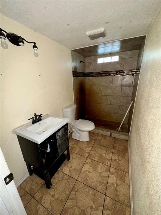 Под контрактом: $299,900 (3 спален, 2 ванн, 2140 Квадратных фут)