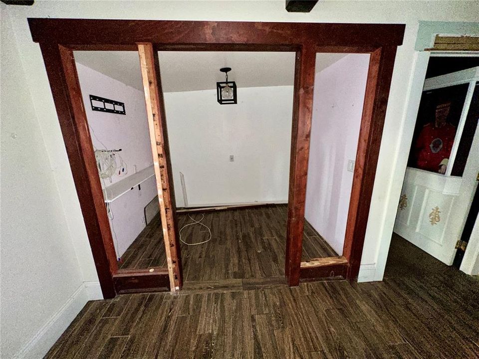 Под контрактом: $299,900 (3 спален, 2 ванн, 2140 Квадратных фут)