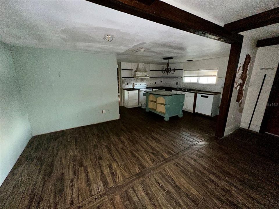 Под контрактом: $299,900 (3 спален, 2 ванн, 2140 Квадратных фут)