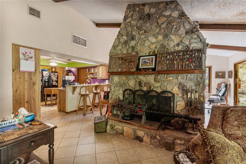 На продажу: $1,450,000 (2.98 acres)