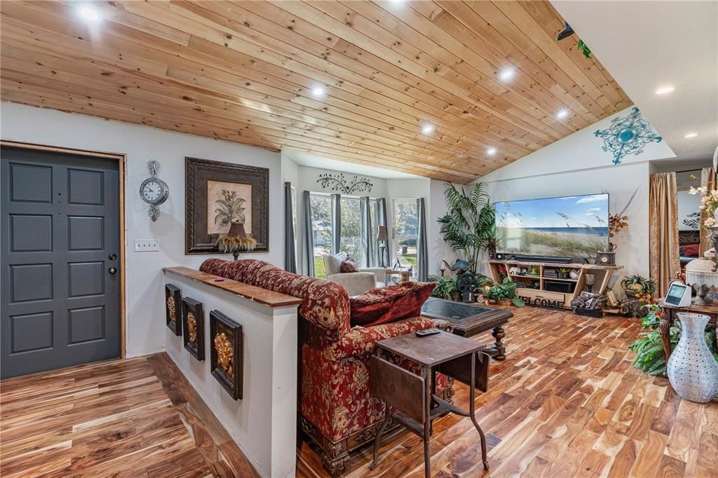 На продажу: $1,450,000 (2.98 acres)