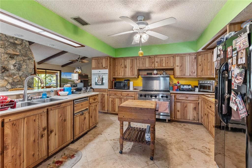 На продажу: $1,450,000 (2.98 acres)