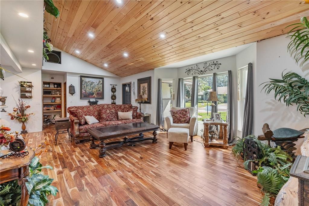 На продажу: $1,450,000 (2.98 acres)