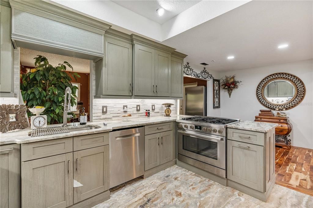 На продажу: $1,450,000 (2.98 acres)