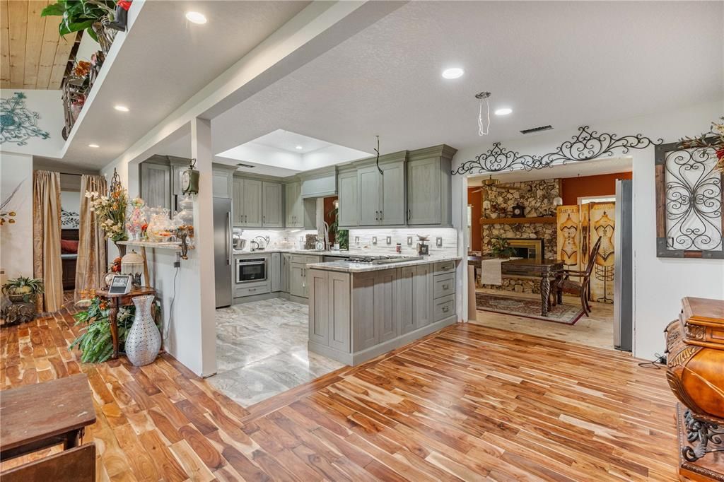 На продажу: $1,450,000 (2.98 acres)