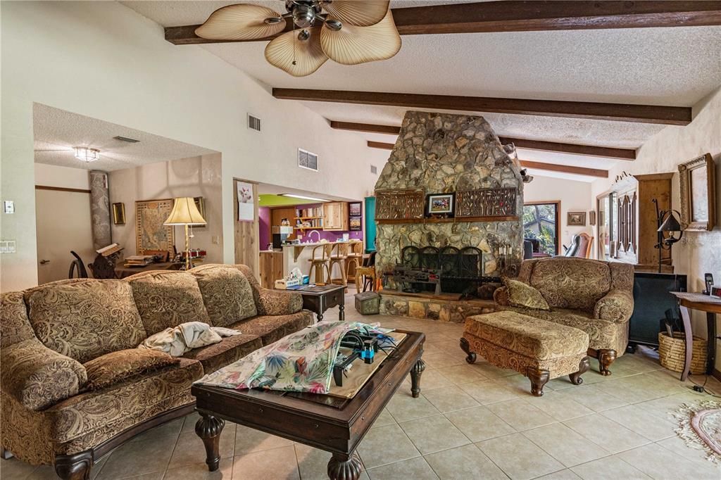 На продажу: $1,450,000 (2.98 acres)