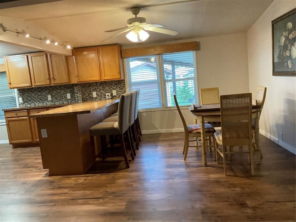 На продажу: $144,000 (2 спален, 2 ванн, 1105 Квадратных фут)