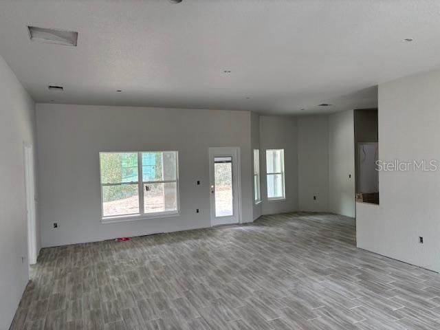 合同活跃: $383,500 (4 贝兹, 3 浴室, 2265 平方英尺)