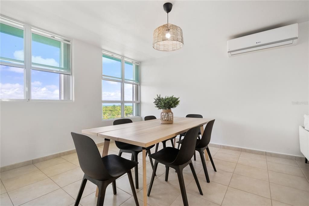 En Venta: $435,000 (4 camas, 3 baños, 2741 Pies cuadrados)