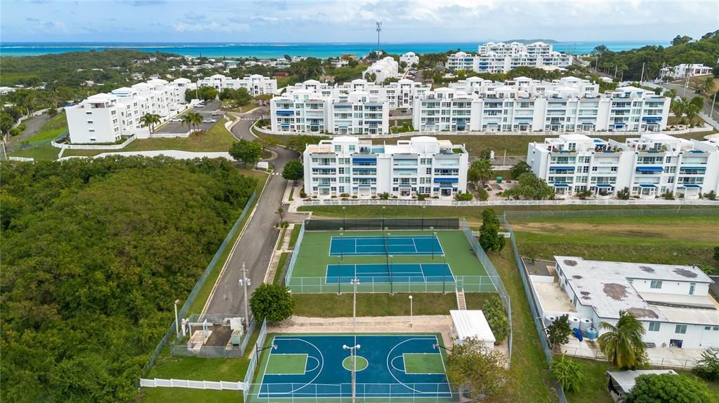 En Venta: $435,000 (4 camas, 3 baños, 2741 Pies cuadrados)