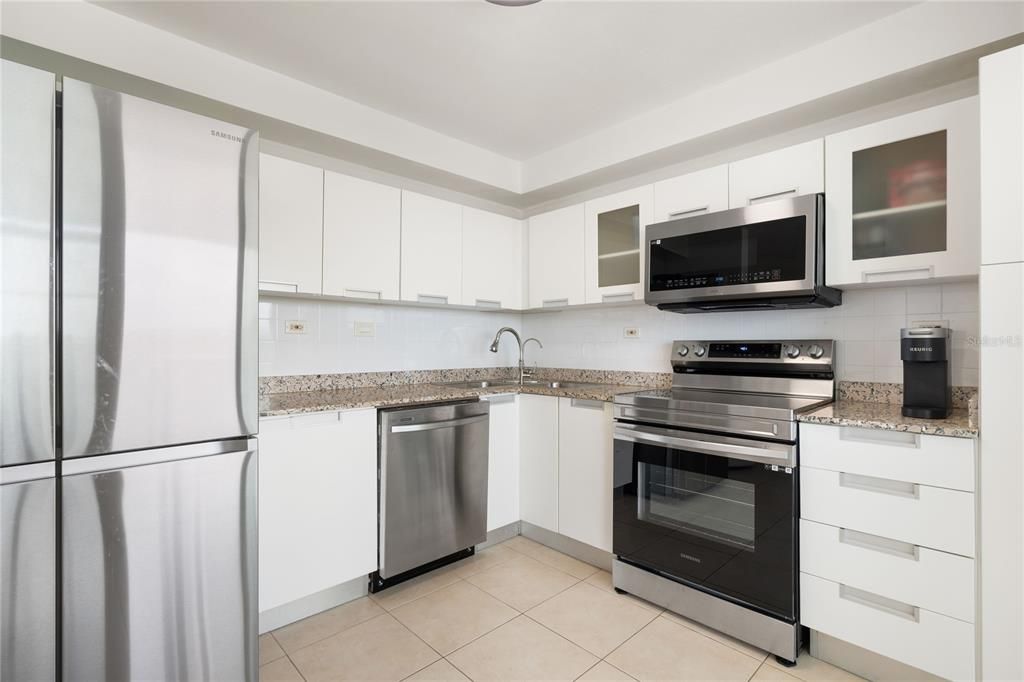 En Venta: $435,000 (4 camas, 3 baños, 2741 Pies cuadrados)