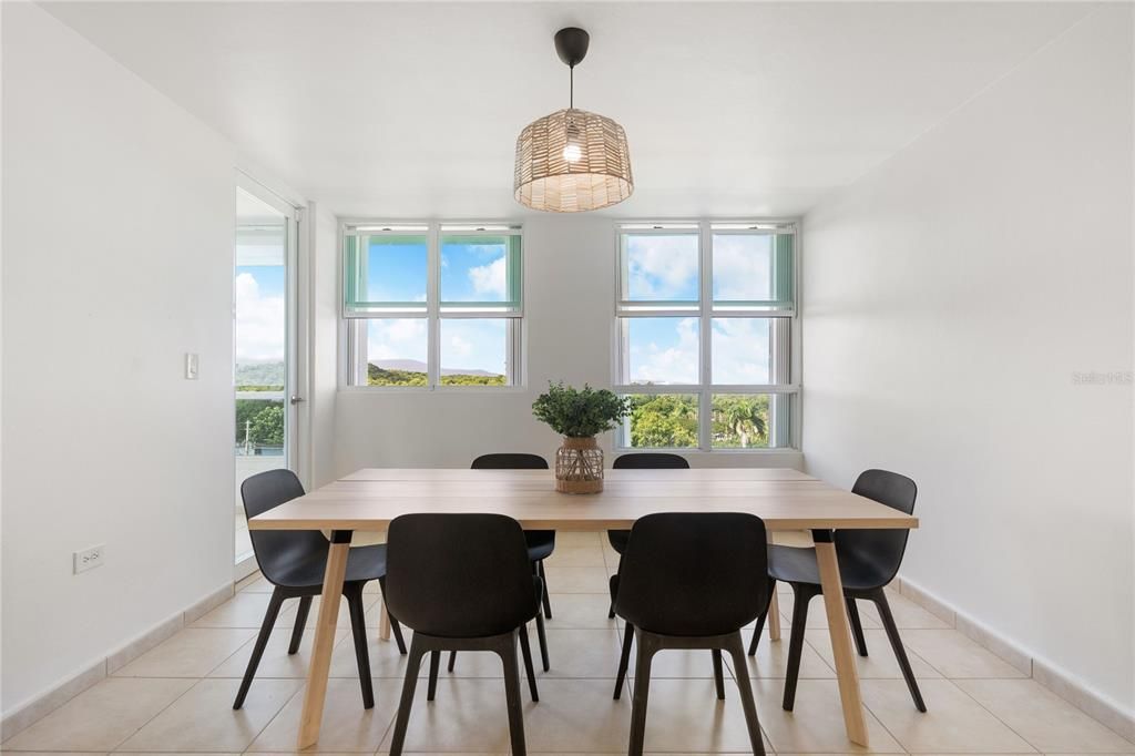 En Venta: $435,000 (4 camas, 3 baños, 2741 Pies cuadrados)