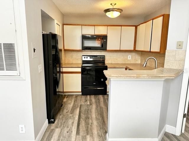 Active With Contract: $145,000 (2 beds, 2 baths, 804 Square Feet)