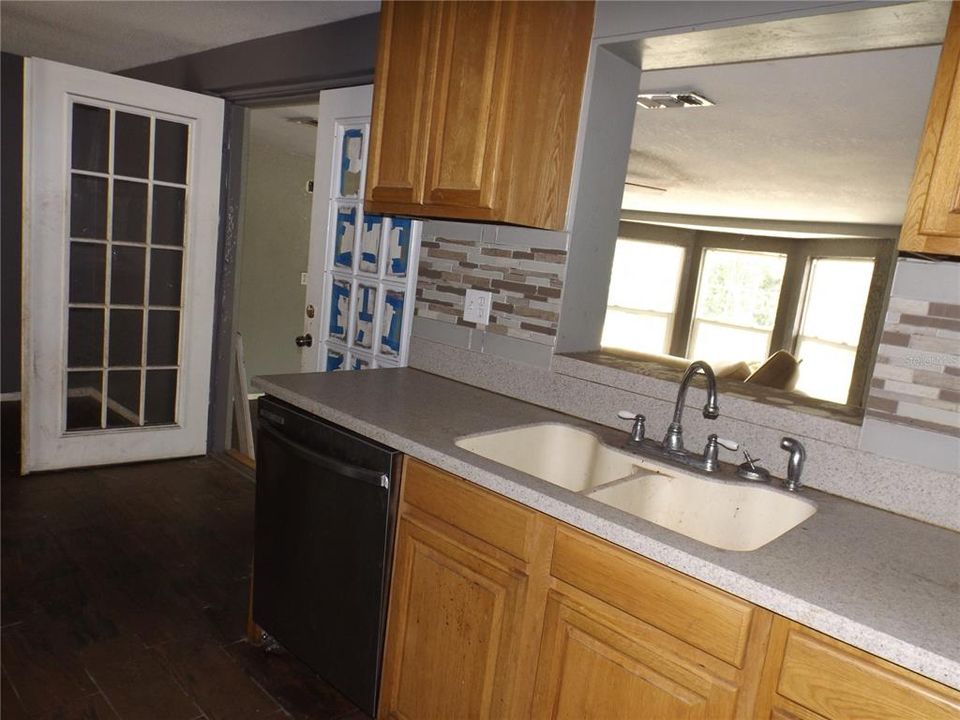 For Sale: $180,000 (2 beds, 1 baths, 1200 Square Feet)