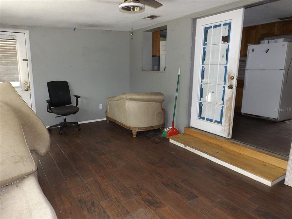 For Sale: $180,000 (2 beds, 1 baths, 1200 Square Feet)