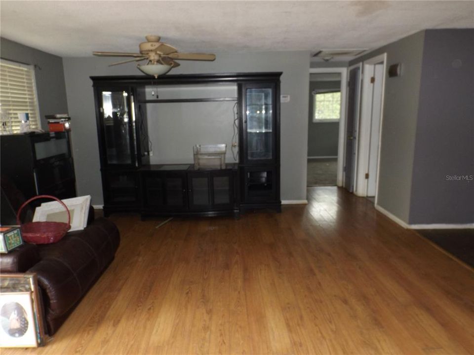 For Sale: $180,000 (2 beds, 1 baths, 1200 Square Feet)