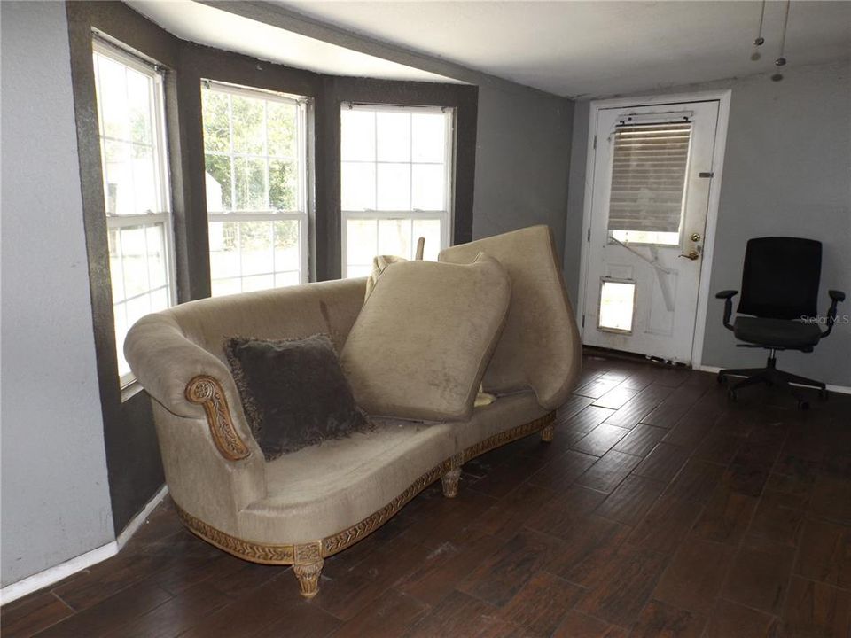 For Sale: $180,000 (2 beds, 1 baths, 1200 Square Feet)