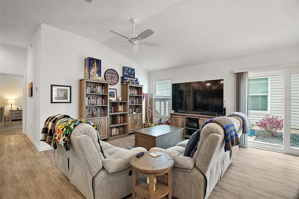 For Sale: $314,000 (2 beds, 2 baths, 1257 Square Feet)