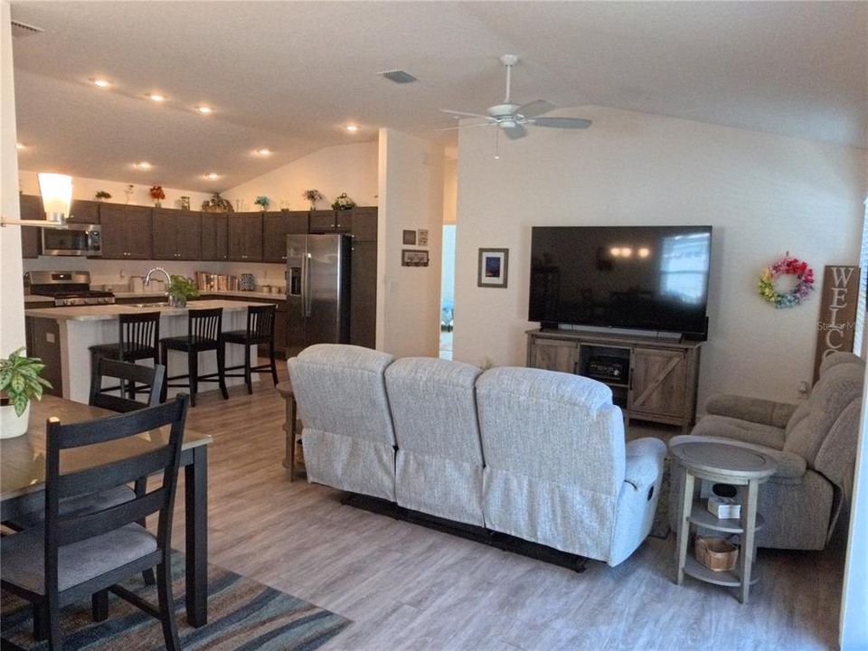 For Sale: $314,000 (2 beds, 2 baths, 1257 Square Feet)