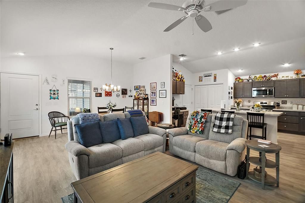 For Sale: $314,000 (2 beds, 2 baths, 1257 Square Feet)