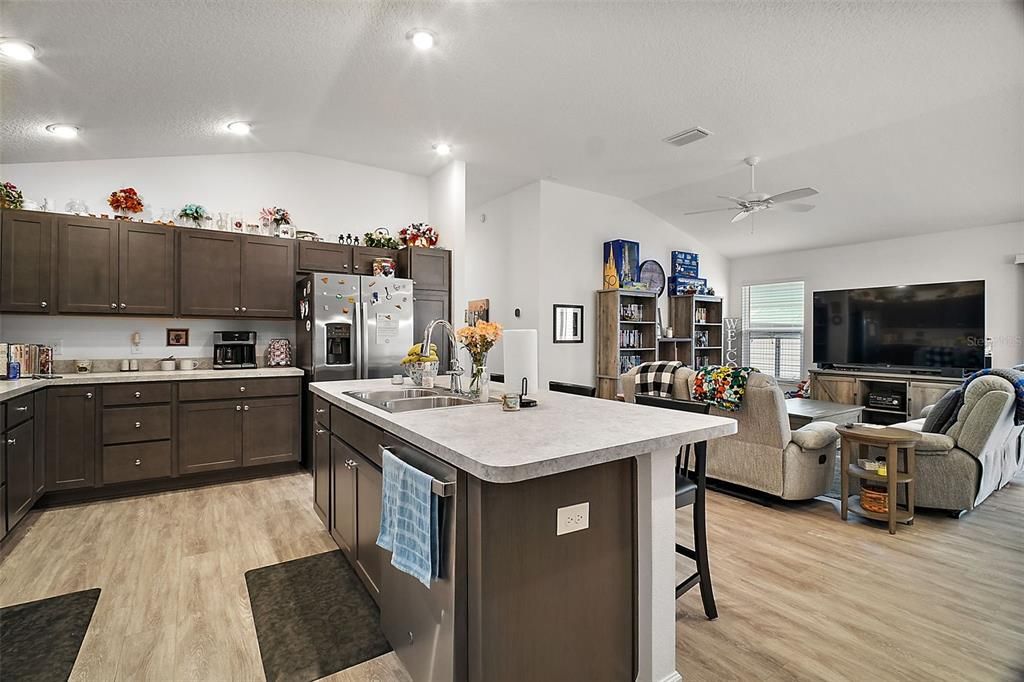 For Sale: $314,000 (2 beds, 2 baths, 1257 Square Feet)