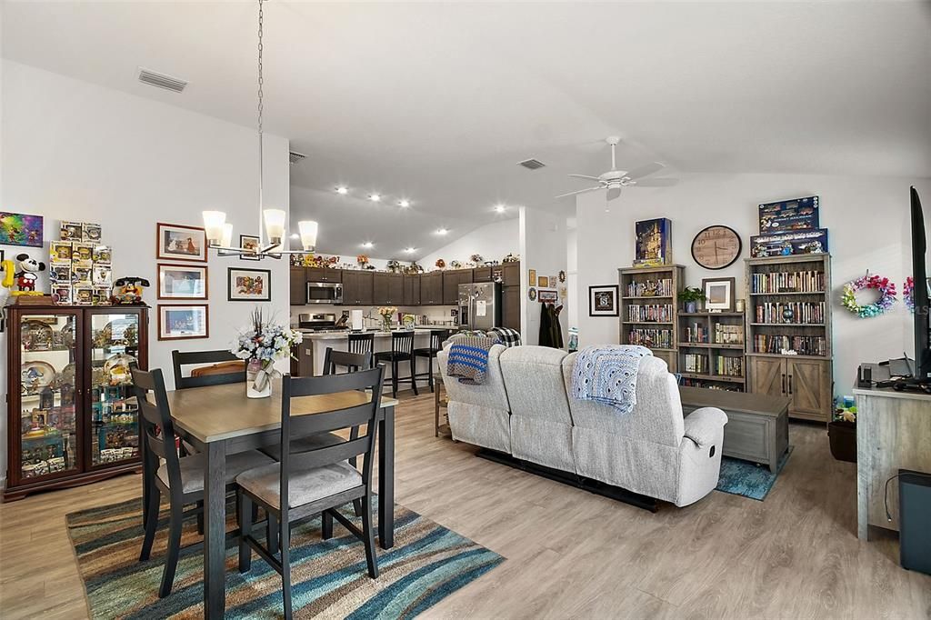 For Sale: $314,000 (2 beds, 2 baths, 1257 Square Feet)