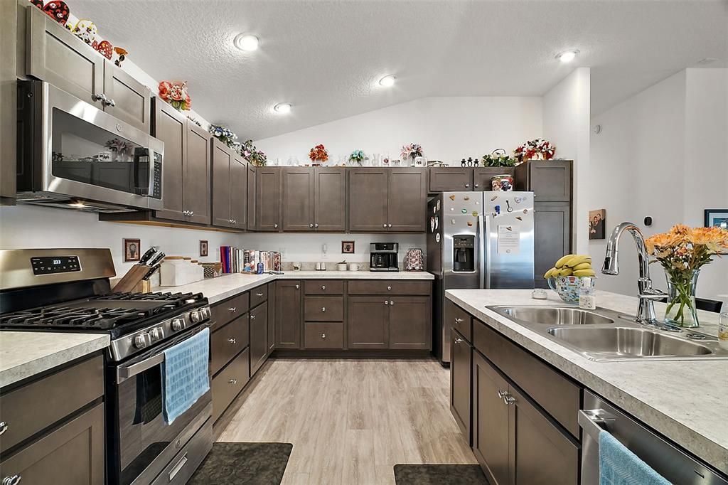 For Sale: $314,000 (2 beds, 2 baths, 1257 Square Feet)