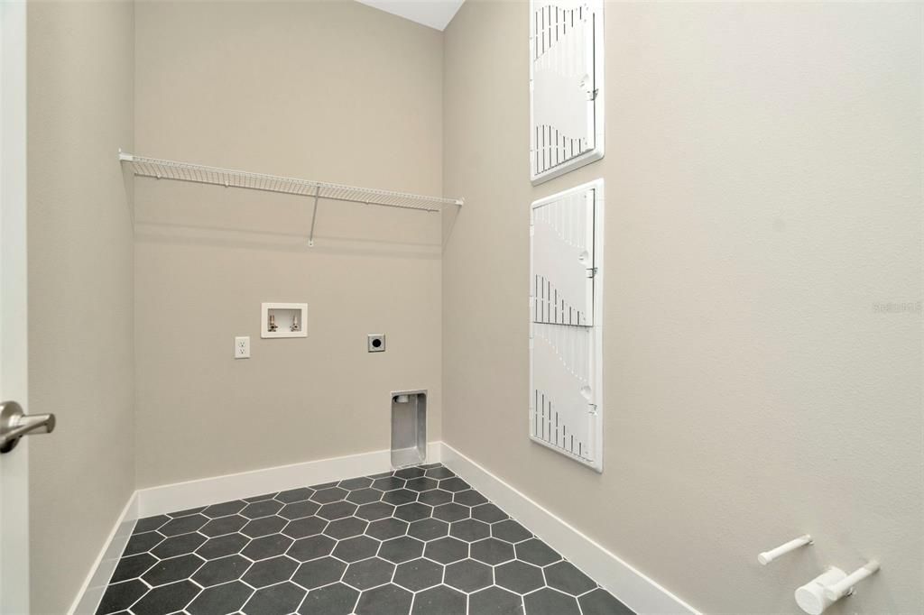 Active With Contract: $564,990 (3 beds, 3 baths, 2437 Square Feet)