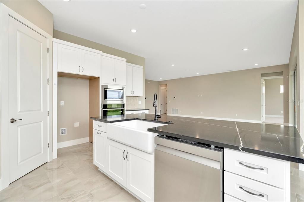 Active With Contract: $564,990 (3 beds, 3 baths, 2437 Square Feet)