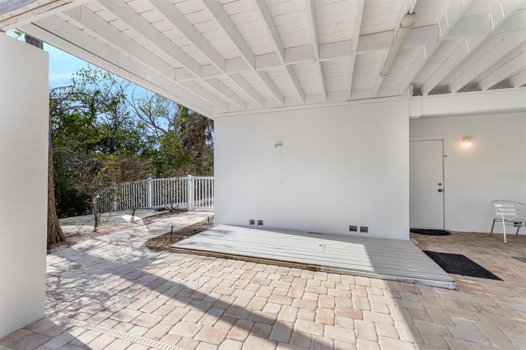 For Sale: $2,195,000 (3 beds, 2 baths, 1924 Square Feet)