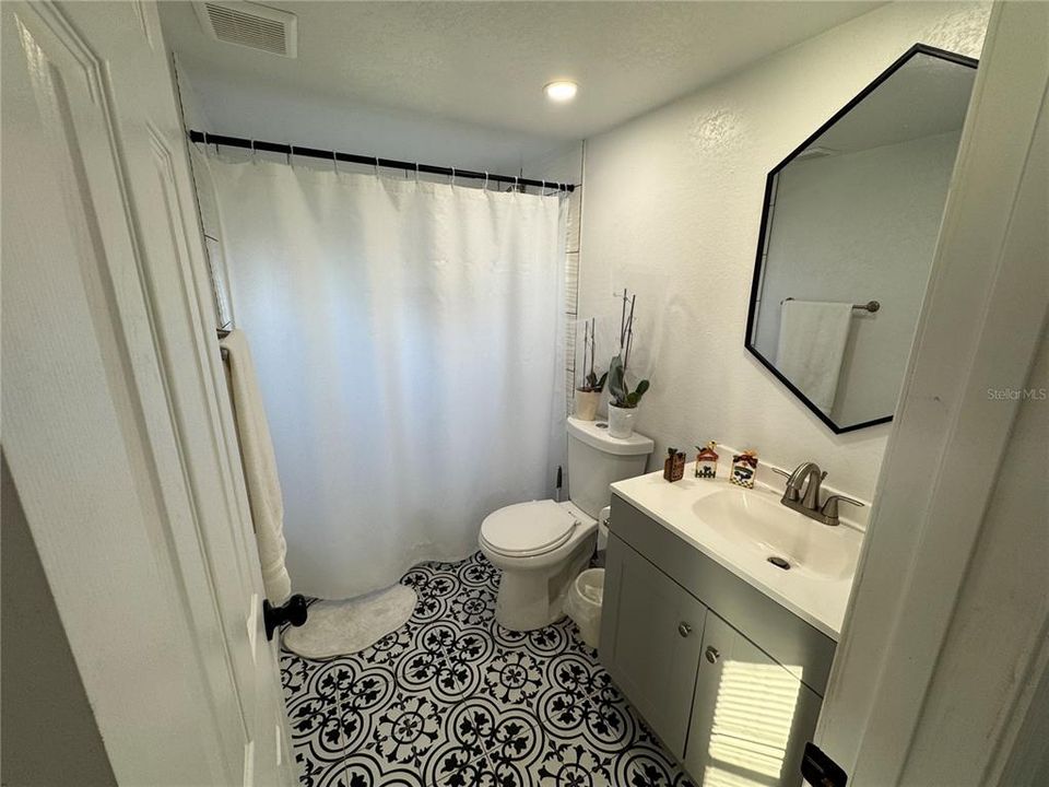 For Sale: $137,900 (2 beds, 1 baths, 794 Square Feet)