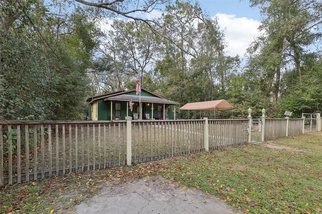 На продажу: $199,900 (2 спален, 2 ванн, 1372 Квадратных фут)