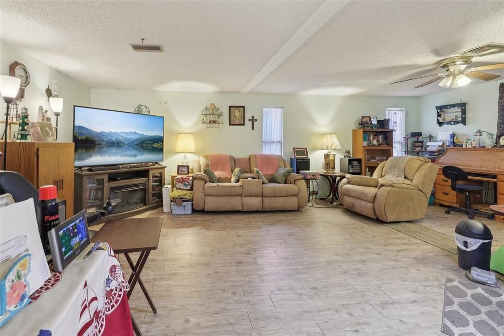 На продажу: $199,900 (2 спален, 2 ванн, 1372 Квадратных фут)