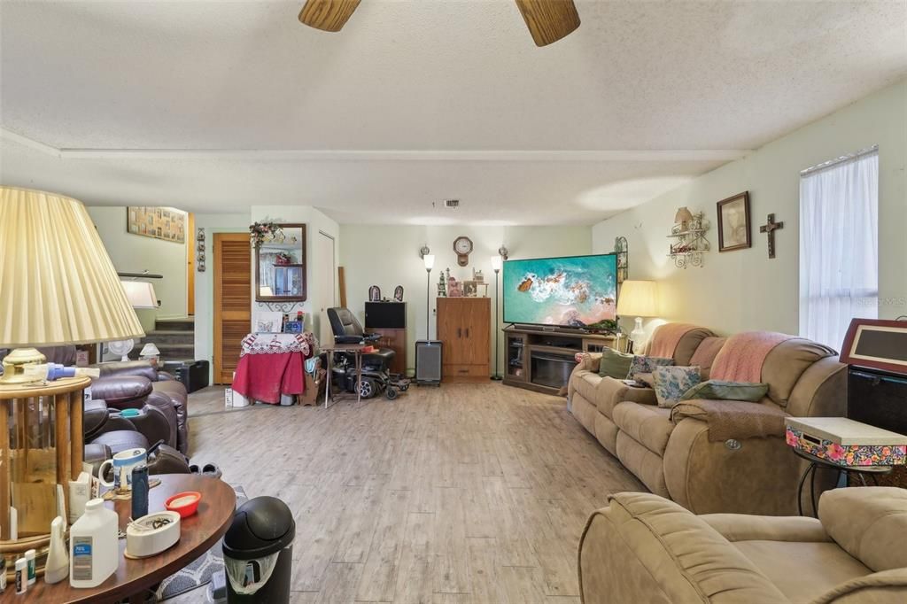 На продажу: $199,900 (2 спален, 2 ванн, 1372 Квадратных фут)