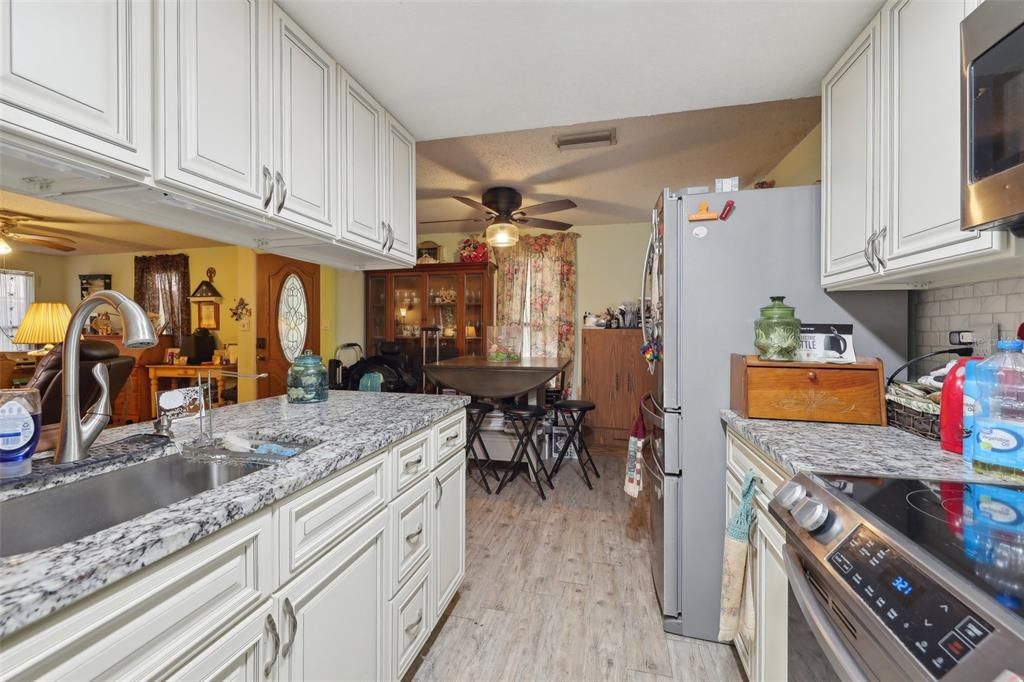 На продажу: $199,900 (2 спален, 2 ванн, 1372 Квадратных фут)