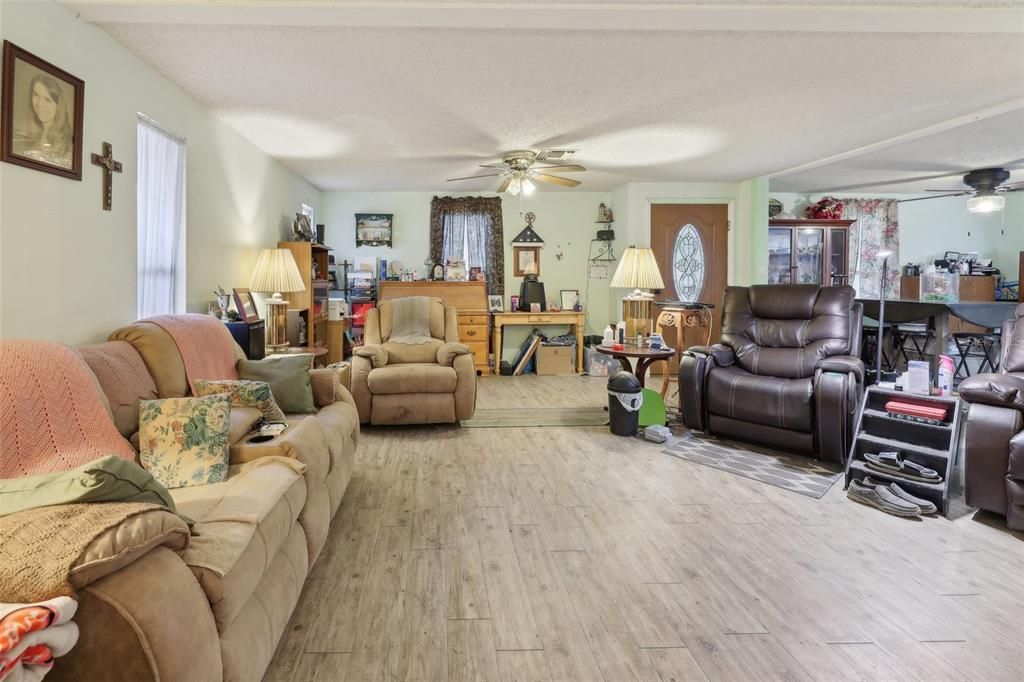 На продажу: $199,900 (2 спален, 2 ванн, 1372 Квадратных фут)