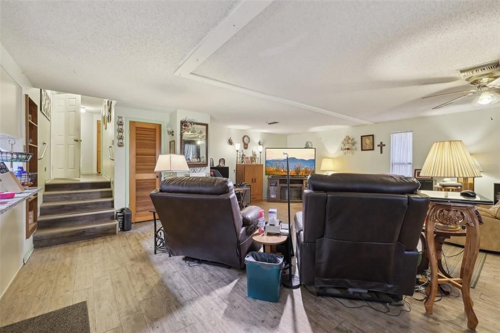 На продажу: $199,900 (2 спален, 2 ванн, 1372 Квадратных фут)