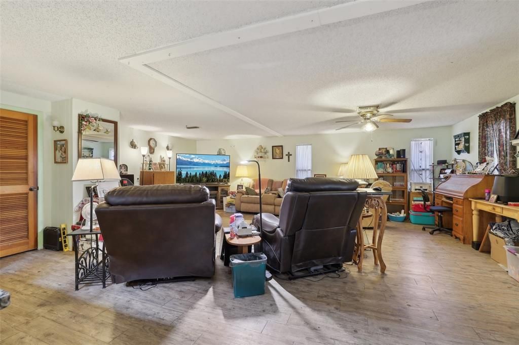 На продажу: $199,900 (2 спален, 2 ванн, 1372 Квадратных фут)