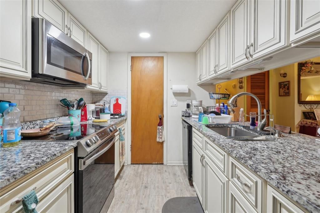 На продажу: $199,900 (2 спален, 2 ванн, 1372 Квадратных фут)